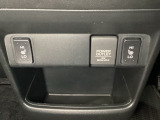 前席の左右別々のシートヒータースイッチが付いています。HiとLoの2段階で温度設定ができます。アクセサリーソケットはUSBのアダプターなどをつければ、スマホの充電にも使えます。