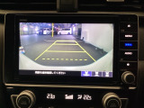【リアカメラ】後方の距離感や障害物を、モニター越しにそっと教えてくれる機能です。見えにくい場所を確認できる安心感が、落ち着いたハンドル操作を支えます。