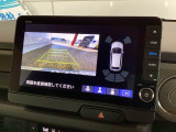 リバースギアに入れるだけで後方の表示へ切り替わります。夜間や雨の日の駐車も楽になりますよ。