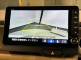 リバースギアに入れるだけで後方の表示へ切り替わります。夜間や雨の日の駐車も楽になりますよ。