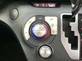 オートエアコンは温度を設定するだけで、自動で風量などを設定してくれます。運転しながら操作も必要ないので、安全性も向上します。