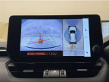 バックガイドモニター付きです。車の後方に小型カメラが付いており、バックする際の後方の様子をモニター上に表示します。