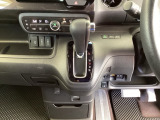 足元スッキリ、インパネシフトです。パーキングブレーキはフットブレーキタイプなので、運転席と助手席の間がスッキリしています。