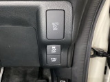ハンドルの右側には安全装備の、CTBA(シティブレーキアシストシステム)とVSA(ABS+TCS+横滑り抑制)の解除スイッチがついています。