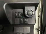 両側パワースライドドアを採用しており、運転席から簡単に開閉操作が可能です。駐車場や狭い場所でも扱いやすく、乗車時・降車時の負担を軽減します。