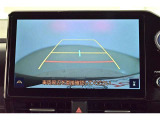 バックガイドモニター(バックモニター)付き。車両後方の映像をナビ画面に表示し、駐車などの後退操作をサポートします。