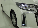 明るいライトが夜道を明るく照らしてくれます。 運転する上で、道路状況をいかに早く認識できるか重要なポイントです。 白色光が暗い道も明るく照らしてくれますよ。