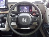 ハンドル左側にはオーディオ操作が出来るオーディオリモートコントロールスイッチ、右側にはHonda SENSINGとオートクルーズコントロールのスイッチを装備!
