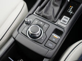 マツダコネクトを操作するコマンダーコントロールです。運転中に自然と手の触れる位置に配置されています。