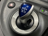 インパネシフトならハンドルからの移動距離が短く操作もスムーズ!また、足元が広くなりすっきりしますので、大柄な方でも快適にお過ごしいただけます。
