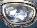 ●LEDヘッドライト:夜間走行時も良好な視界を確保し安心して運転できる高輝度LEDヘッドライトを装備!点灯速度が早く、消費電力も抑えられています。