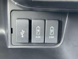 USBソケットを装備。携帯電話などを充電できます。