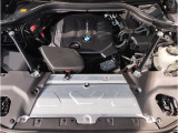 【BMWエンジン】革新的なガソリン・エンジン・テクノロジーによる高性能かつ高効率。レスポンスの良いパワーを発揮。常にスムーズな吸気を実現しアクセル開度にダイレクトに反応しドライビングを楽しく演出。