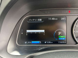 【運転支援】メーター中央部ディスプレイで車両状態の表示や、安全機能の設定・変更が行えます。