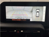 パノラミックビューモニターシステムが付いているので車の上から見た映像が確認できますよ。