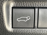 【パワーバックドア】スマートキーや運転席のボタンを押すだけでリアゲートが自動で開閉します!荷物を持っている時や、高い位置にあるバックドアを閉める際に便利な機能です♪
