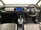 車内は光触媒抗菌消臭施工済です。スタイリッシュなデザインでスポーティなインパネ周りを演出します。グローブボックスやカップホルダーのほかにトレーなどたくさんの収納スペースが付いています。