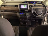 車内は光触媒抗菌消臭施工済です。スタイリッシュなデザインで暖かみのあるインパネ周りを演出します。グローブボックスやカップホルダーのほかにトレーなどたくさんの収納スペースが装備されています。