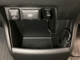アクセサリーソケットはUSBのアダプターなどをつければ、スマホの充電にも使えます。横にはナビゲーション用の外部入力可能なビデオ端子がついており、周辺には物が置けるボックスがついています。