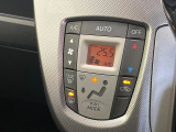 【オートエアコン】一度お好みの温度に設定すれば、車内の温度を検知し風量や温度を自動で調整。暑い&hellip;寒い&hellip;と何度もスイッチ操作をする必要はありません。快適な車内空間には必須の機能ですね♪