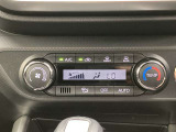 オートエアコンは温度を設定するだけで、自動で風量などを設定してくれます。運転しながら操作も必要ないので、安全性も向上します。