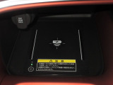 ワイヤレス充電器がついています。対応スマートフォンを置くだけで充電が可能です。