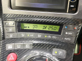 【オートエアコン】一度お好みの温度に設定すれば、車内の温度を検知し風量や温度を自動で調整。暑い&hellip;寒い&hellip;と何度もスイッチ操作をする必要はありません。快適な車内空間には必須の機能ですね♪