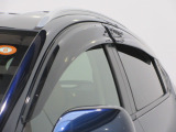 車内の空気の入れ替えだけでなく、雨天時の雨の入り込みや紫外線防止にも役立つドアバイザー装着済みです。