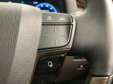 前方の車との車間を設定し、スピードを上げたり緩めたりを自動で行ってくれる追尾式の「レーダークルーズ」。上級装備の一つです!高級車にしかつかない嬉しい機能です。