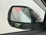 ブラインドスポットインフォメーションは走行中、斜め後ろに車両を感知すると、ドアミラー上のマークを点灯してお知らせします