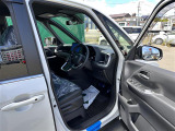 【運転席】座り心地が良いシートなので長時間の運転でも快適にお過ごしいただけます。新品のフロアマットのご注文も可能です。掲載箇所以外にご希望の写真がございましたらお気軽にお問い合わせ下さい。