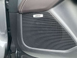 BOSEサウンドシステムを搭載。「良い音を出す」ではなく、その車種のごとに特徴を計算(車種専用設計)し、「反響音」を作り出すことによってどの座席でも自分中心で音が聴こえ、「心地よい空間」を作り出します