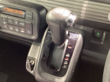 インパネシフトを採用しているので、前席の足元も広々としています。運転席と助手席の行き来もスムーズです!