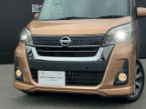 LEDヘッドライトです。ロービームにシャープな白光色のLEDランプを採用しました。