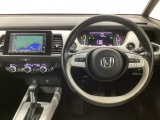 【ハンドル】運転にかかわる様々な操作を安全に行えるように視点移動が少なく操作性に配慮されたスイッチ類が凝縮されたコックピットです。