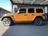 【ホイールアーチ】台形ホイールアーチはJeep伝統のデザインです。採用している理由は諸説ありますが、オフロードを走行する際にタイヤとボディが干渉しあわないよう配慮した作りにするためとなります。