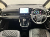 ガラス部が大きく視界が良い運転席です。
