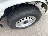 タイヤ残り溝が1.6mmになる目安として「スリップサイン」が設けられています。この車はまだまだ残っておりますので、安心してお乗り頂けます!