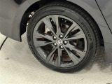 タイヤサイズは215/45R17!純正アルミホイール!残り溝は5ミリ程度です!