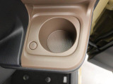 カップホルダーは運転席や助手席からちょうど手の届く位置です!!