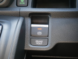 【電子制御パーキングブレーキ】スイッチ操作でパーキングブレーキをオン/オフ。発進時、運転席のシートベルトが着用されている時アクセルを踏めば自動的に解除されます。