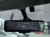 【インテリジェントルームミラー】 車両後方のカメラ映像がミラーに映るので、乗員や荷物が多くても安心♪夜間や悪天候の日でもクリアな映像で視界良好です◎