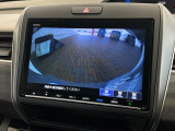 リバースギアに入れるだけで後方の表示へ切り替わります。夜間や雨の日の駐車も楽になりますよ。