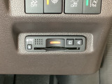 ハンドルの右下にETCがついています。高速道路の料金所の通過も楽々です!。 カードの取り出しもしやすい場所についています。