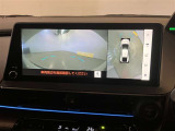 【パノラミックビューモニター&フロントビュー】見通しの悪い交差点やT字路などで車両前方と左右の状況確認をする為に車両上方と前方カメラからの映像を同時に表示するので周りがハッキリ確認でき安心です。