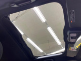 【ガラスルーフ】ガラスルーフ搭載で車内の解放感が一気にアップ!開放的なドライブをお楽しみいただけます。