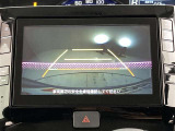 こちらのバックカメラは画面にラインが表示されておりますので、バック持のクルマの進行方向の目安になります。より高いレベルで車庫入れをサポートする、便利な機能ですね。