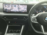 【ハンドル】ドライバーとBMW車の一体感がダイレクトに伝わるステアリングホイール。形状・太さへの拘りに加えて、操作性を高める為にスイッチ類も配置。クイックかつ安定のドライビングを体感下さい!