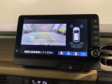 リバースギアに入れるだけで後方の表示へ切り替わります。夜間や雨の日の駐車も楽になりますよ。