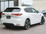後ろ姿まで力強いCX-60。駐車場でもしっかり映える一台です。